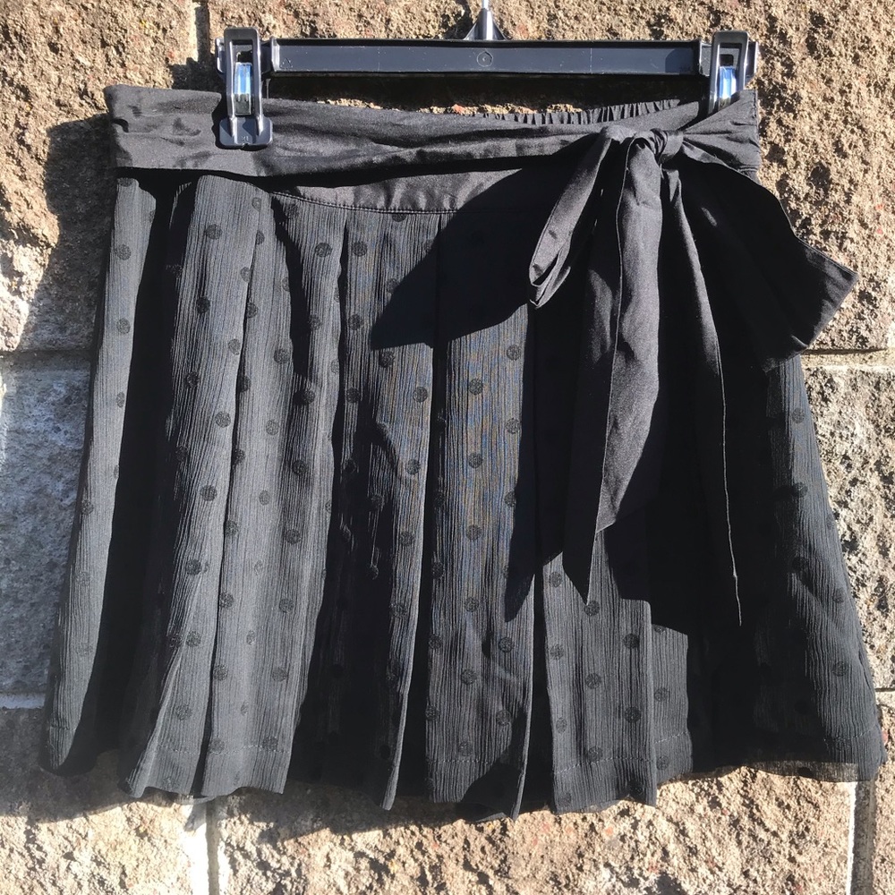 AE black polka dot pleated skirt w/ huge bow